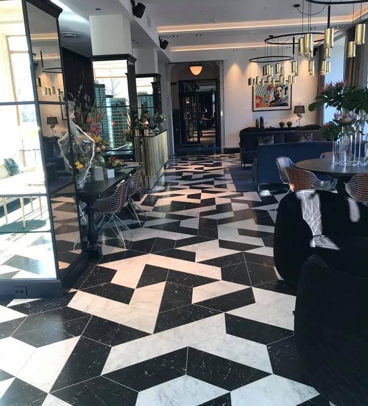 Spiseområde med flislagt gulv med sort og hvitt mønster