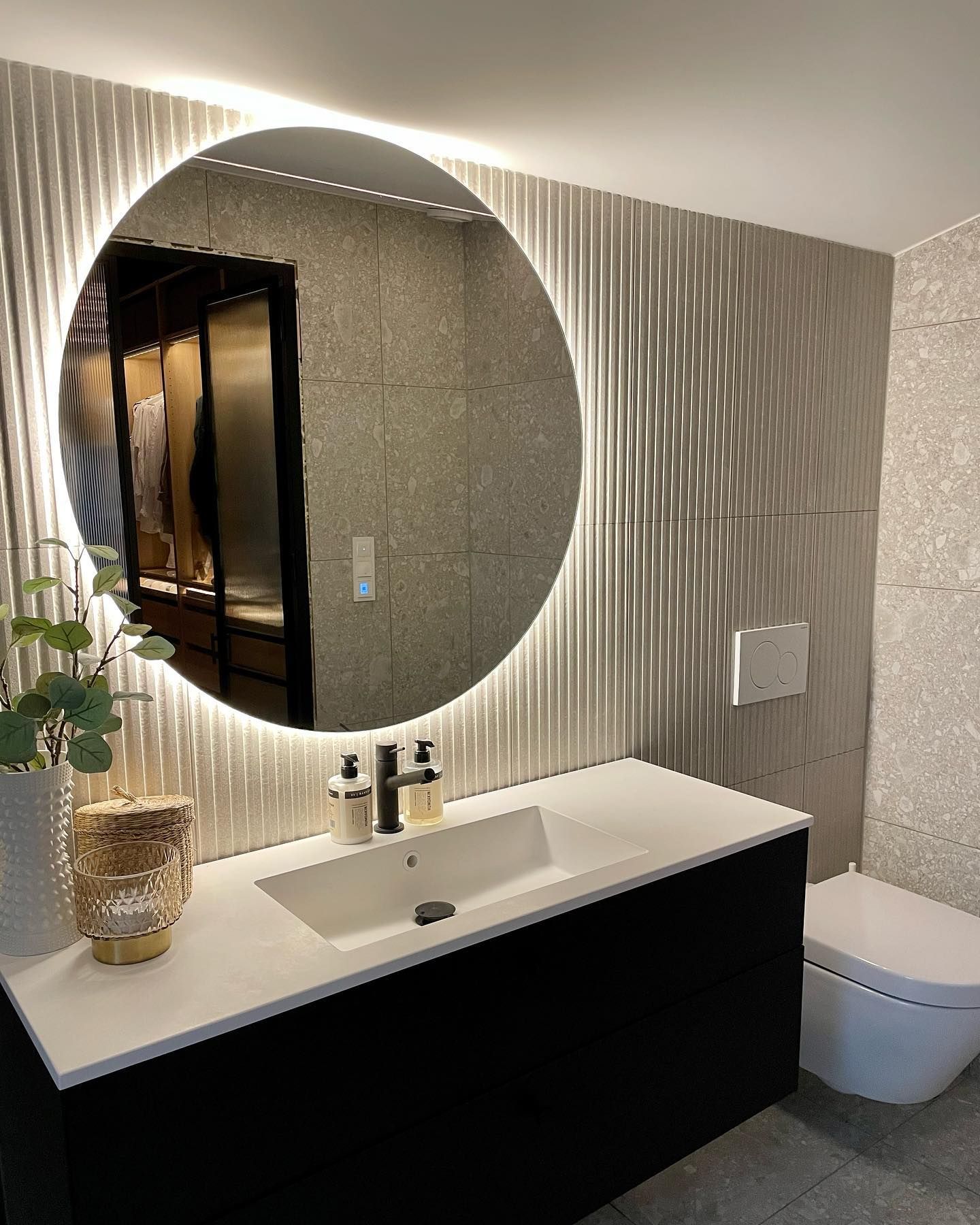 Moderne baderom med stort rundt speil