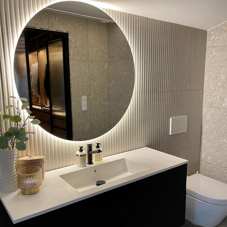 Moderne baderom med stort rundt speil